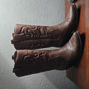 Soda size 7.5 brown boots